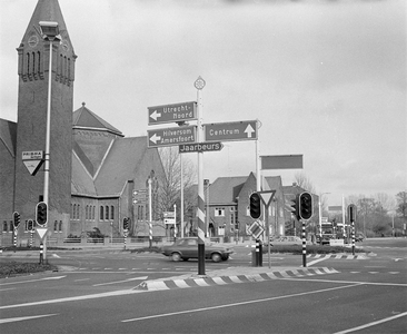857453 Afbeelding van een wegwijzer aan de Vleutenseweg te Utrecht, ter hoogte van de kruising met de Thomas à ...